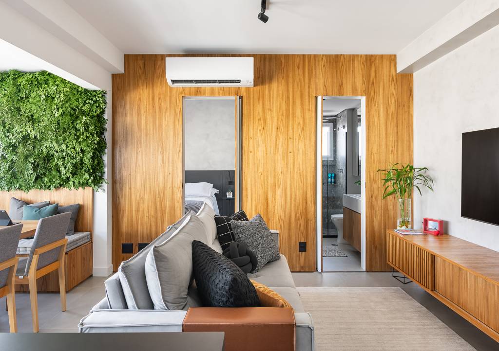 Apartamento de 48 m² possui portas escondidas na marcenaria