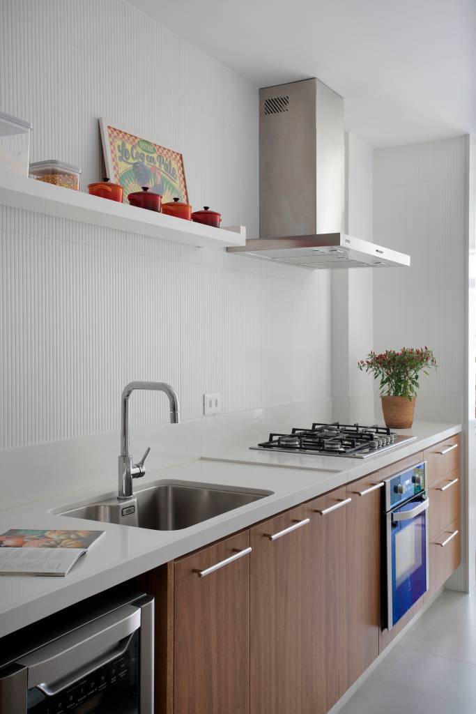 ape-de-85-m2-para-jovem-casal-tem-decor-jovem-despojada-e-cozy (14) Apê de 85 m² para jovem casal tem décor jovem, despojada e cozy. Projeto de Brise Arquitetura.