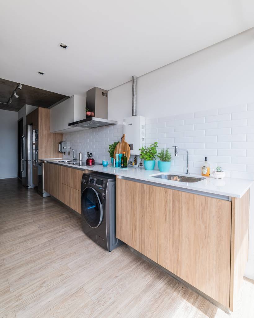 como-camuflar-o-aquecedor-na-decoracao-de-modo-seguro01 Na cozinha deste apartamento, o aquecedor a gás aparece de maneira discreta. Júlia Guadix utilizou o revestimento da mesma cor do aparelho, promovendo uma espécie de camuflagem. Os itens decorativos também ajudam a tornar o equipamento praticamente imperceptível.