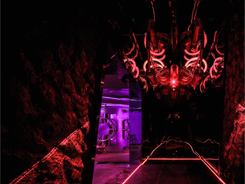 este-bar-apresenta-uma-exibicao-ecletica-de-som-luz-e-cor (10) Este bar apresenta uma exibição eclética de som, luz e cor