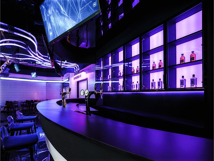 este-bar-apresenta-uma-exibicao-ecletica-de-som-luz-e-cor (11) Este bar apresenta uma exibição eclética de som, luz e cor
