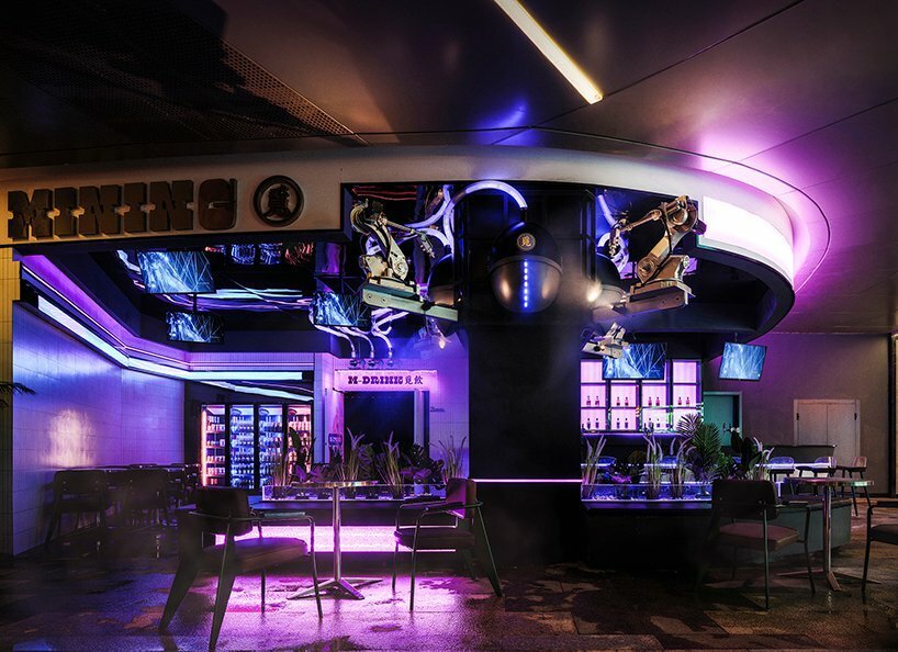 este-bar-apresenta-uma-exibicao-ecletica-de-som-luz-e-cor (4) Este bar apresenta uma exibição eclética de som, luz e cor