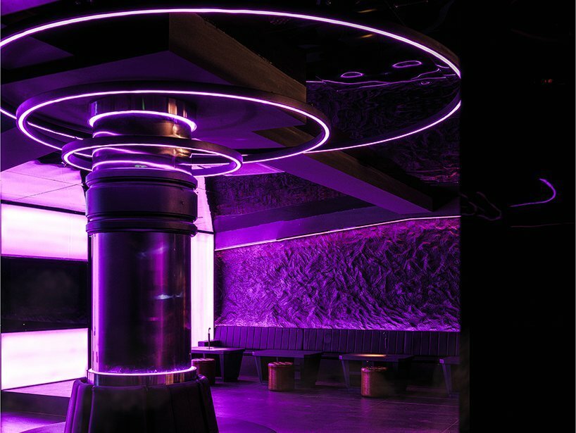 este-bar-apresenta-uma-exibicao-ecletica-de-som-luz-e-cor (5) Este bar apresenta uma exibição eclética de som, luz e cor