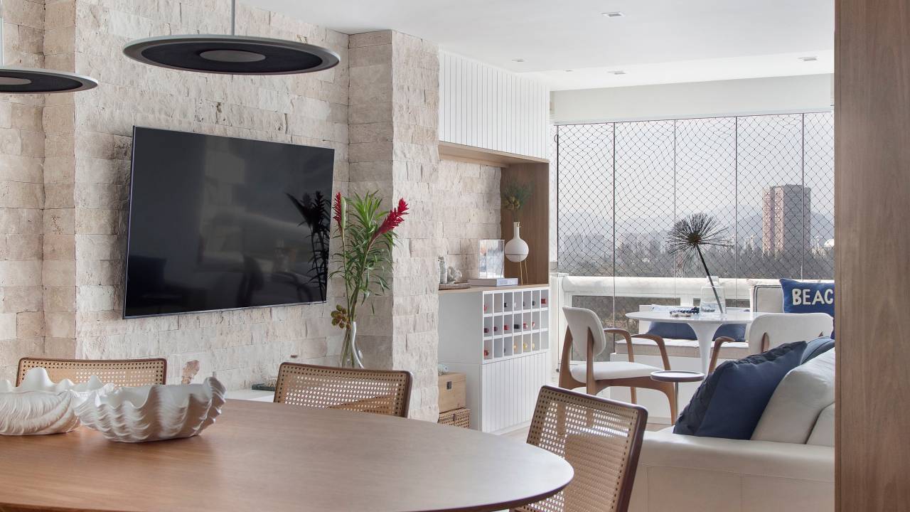 Sala de estar e jantar integradas com varanda
