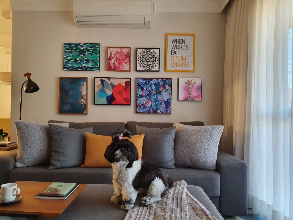 pets-dicas-decoracao-animal-seguro (4) Tecidos pet friendly são essenciais quando os animais usufruem da estrutura de toda casa. No caso dos sofás, o material eleito não pode se danificar facilmente com arranhões e sujeira. Projeto da arquiteta Isabella Nalon.
