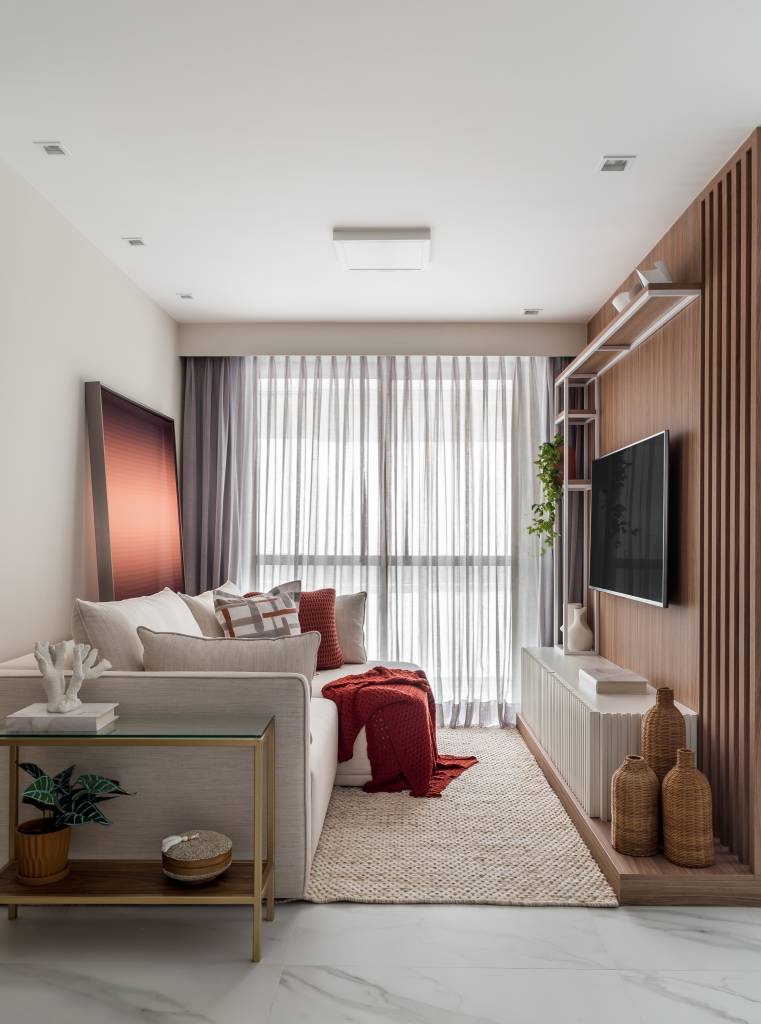 reforma-ape-118m-integra-cozinha-americana-sala-ikeda-arquitetura-fotos-Luiza Schreier-sala-pequena-sofa-tapete Sala de estar pequena com sofá tapete e tv