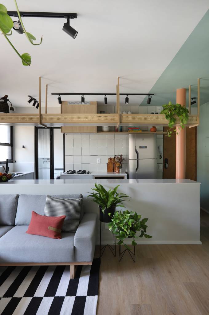 reforma-integracao-armazenamento-cores-ape-63m-studio-92arquitetura-fotos-mariana-orsi-sala-integrada-cozinha