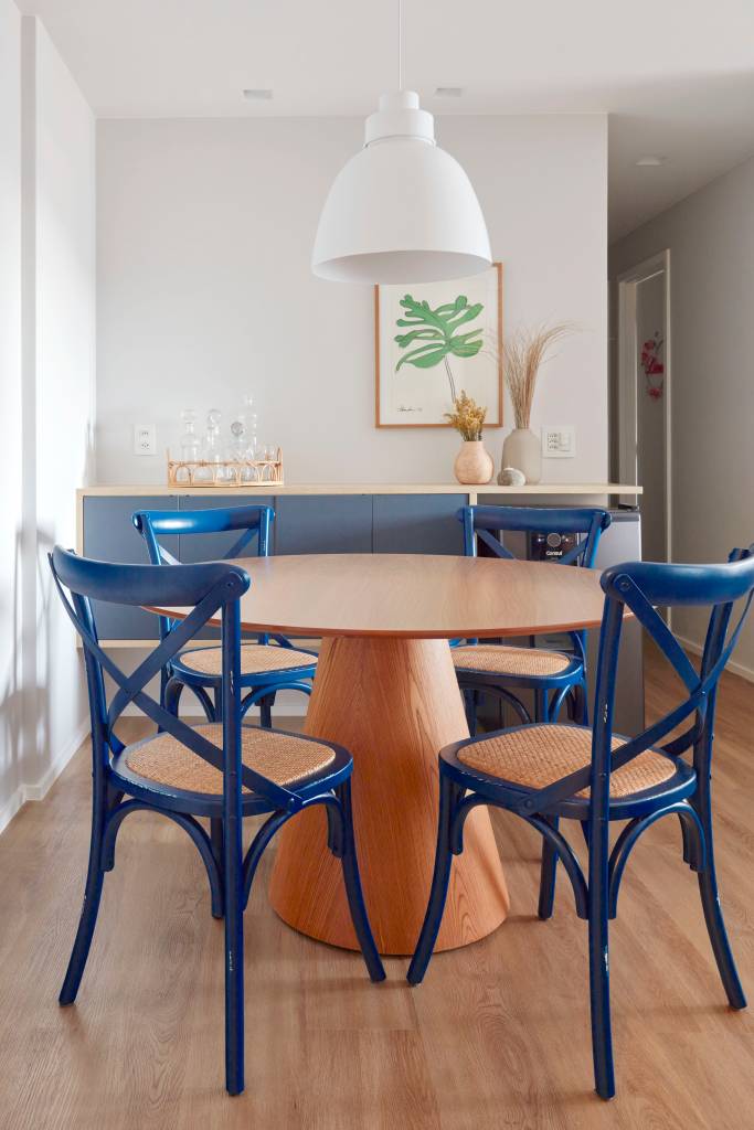 tons-de-cinza-e-azul-e-madeira-marcam-o-decor-deste-ape-de-84-m² (5) Tons de cinza e azul e madeira marcam o décor deste apê de 84 m². Projeto Memoá Arquitetos.