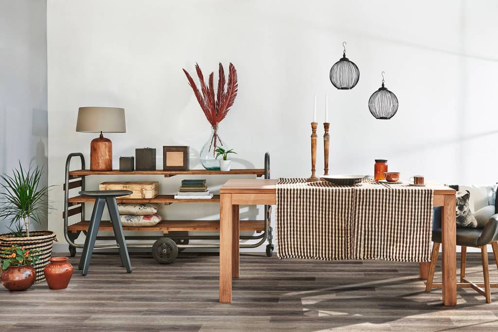 ambientada_segmento-residencial_sala-de-estar-e-jantar2_lvt_linha-essence-30_0_21091109_hortência_1652884713_7087x4724 Linha Essence 30, da Tarkett.