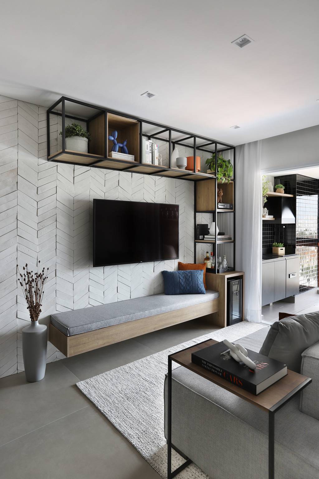 Apartamento de 70 m² ganha novo layout na área social e décor moderna