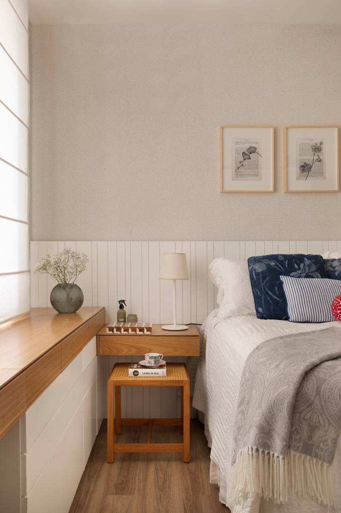 ape-160-m-usa-paleta-de-cores-definir-ambientes-cristina-bezamat-foto-denilson-machado-14-quarto-mesinha-lateral Quarto com cama e mesinha lateral