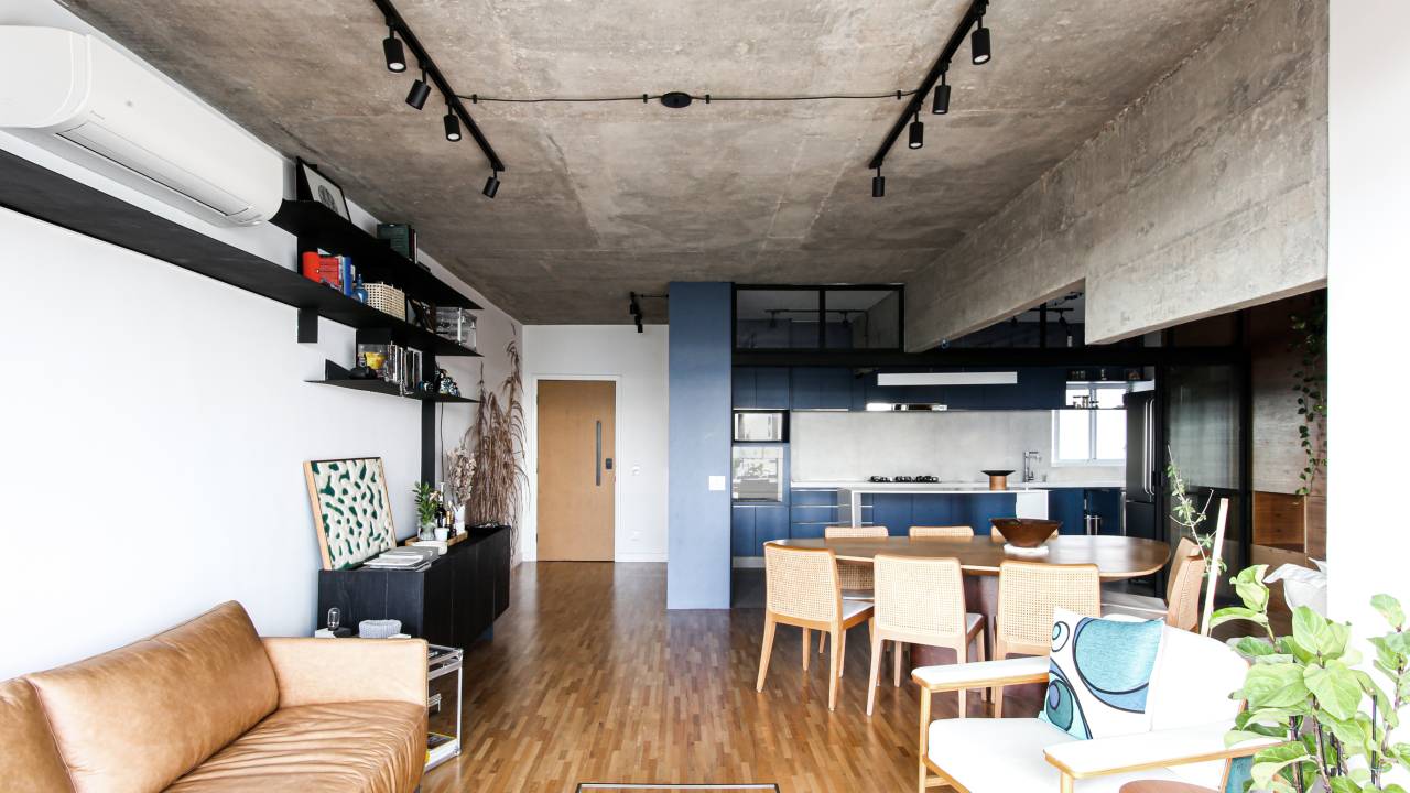 Sala de estar integrada com jantar e cozinha; laje em concreto