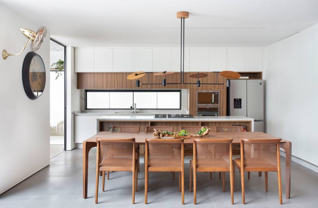 Casa de 330 m² repleta de materiais naturais para curtir com a família