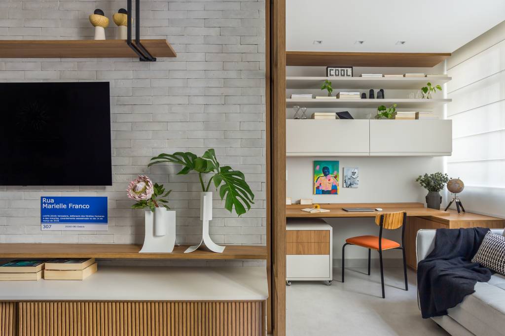 clean-contemporaneo-toques-industriais-ape-65m-rafael-ramos-fotos-Luiza Schreier-10-home-office Sala com porta para home office