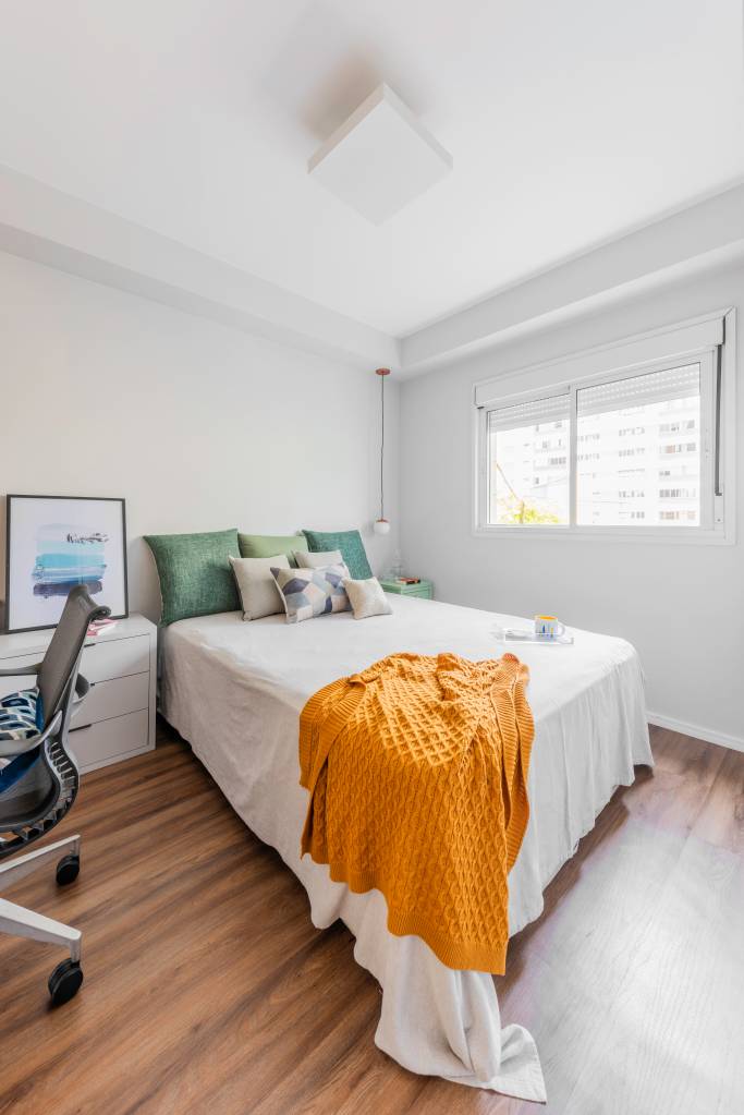 compacto-funcional-ape-46m-varanda-integrada-decor-descolado-studio-gaudix-fotos-guilherme-pucci-10 Quarto com cama e espaço para home office