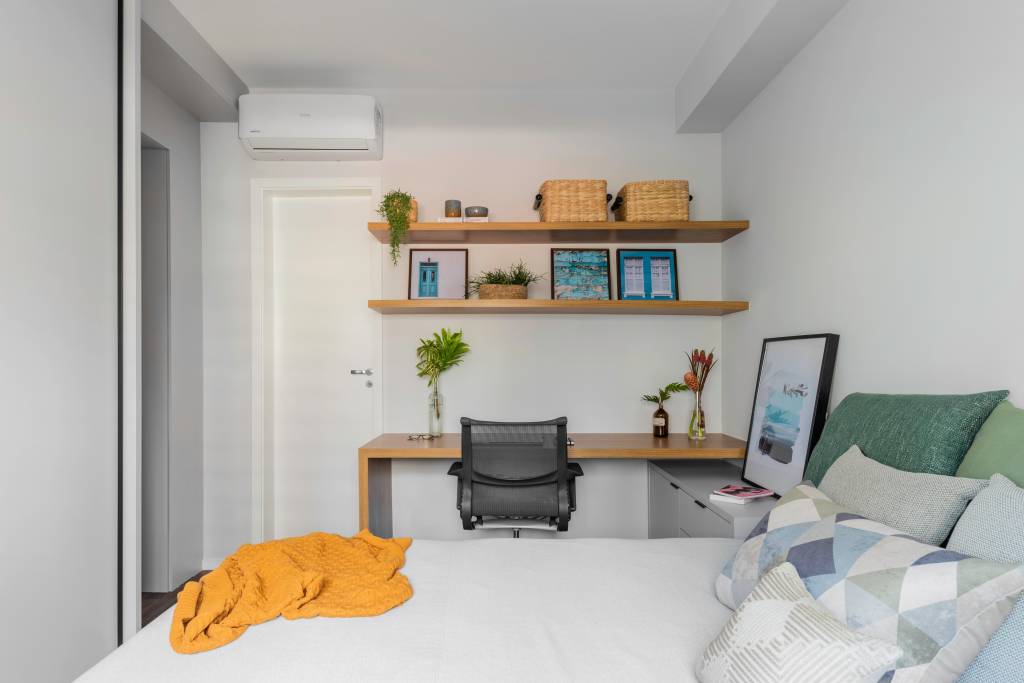 compacto-funcional-ape-46m-varanda-integrada-decor-descolado-studio-gaudix-fotos-guilherme-pucci-11 Quarto com cama e espaço para home office
