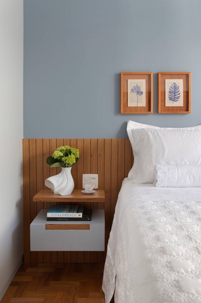 decoracao-ape-85m-moderna-acolhedora-pratica-henrique-ramalho-fotos-juliano-colodeti-15-quarto-cama-mesinha-lateral Quarto com cabeceira em madeira e cama