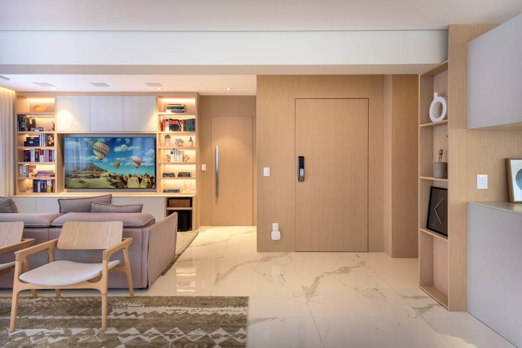 integracao-total-layout-personalizado-ape-280m-carina-del-fabbro-fotos-buzina-da-imagem-02 Sala com paredes revestidas em madeira e piso em porcelanato branco