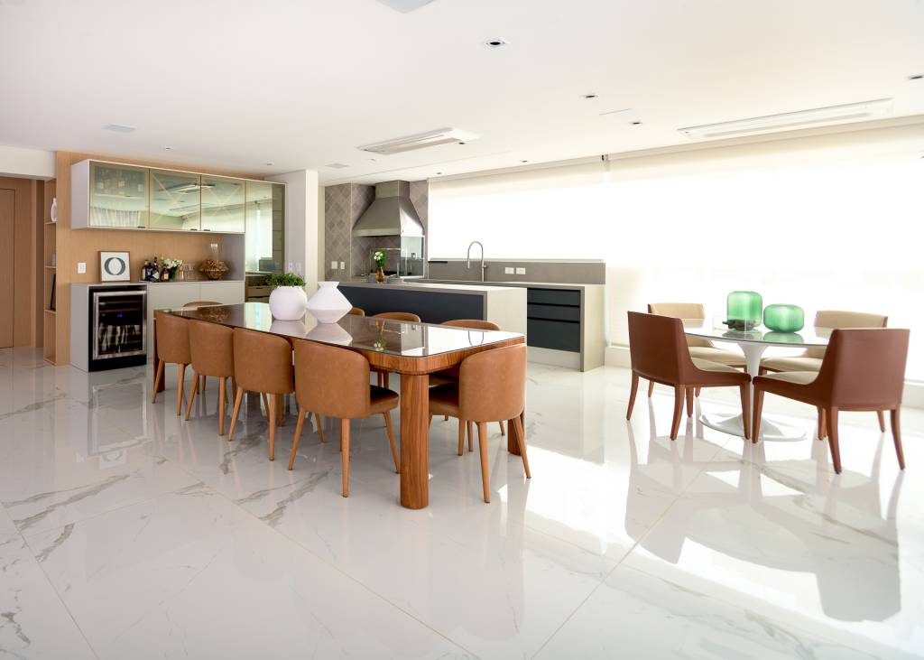 integracao-total-layout-personalizado-ape-280m-carina-del-fabbro-fotos-buzina-da-imagem-04 Varanda integrada com living e área gourmet