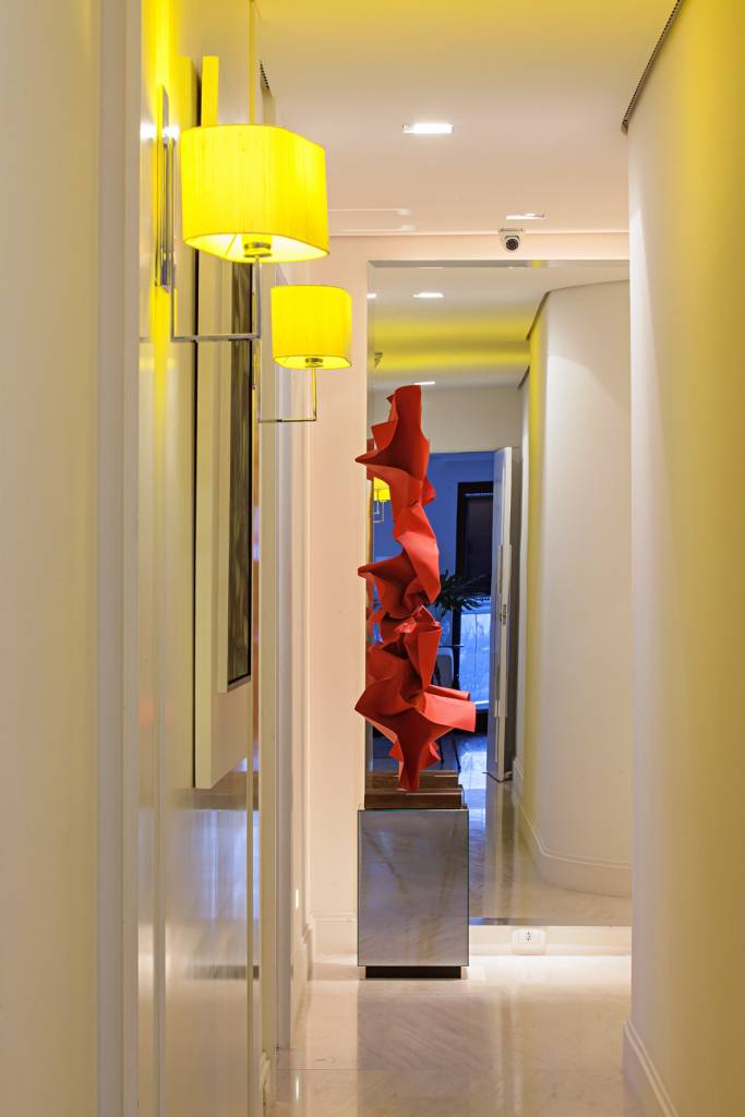 jeitos-decorar-o-corredor-projeto-korman-arquitetos-foto-guilherme-morelli-03 Corredor com obra de arte