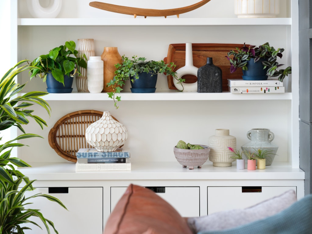 plantas-suspensas-prateleira-bloomscape Estante branca com vasos