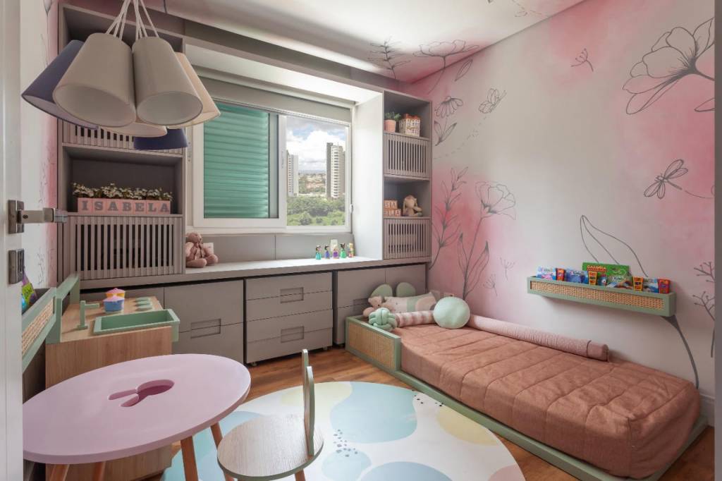 quarto-crianca-paleta-arqutetura-carol-claro-divulgacao Assinado pela arquiteta Carol Claro, da Paleta Arquitetura, o quarto lúdico era o antigo home office da família, que já contava com uma estrutura de marcenaria, que foi aproveitada para o projeto. A estética aliou a funcionalidade do ambiente.