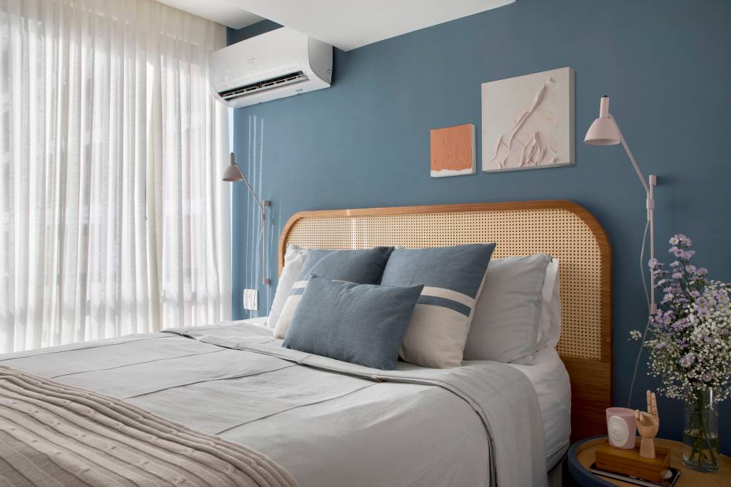 reforma-ape-70m-ganha-closet-quartos-varandas-integradas-mais-alma-arquitetura-fotos-denilson-machado-mca-10-quarto-parede-azul Quarto com cama de casal e parede azul. Cabeceira de treliça.