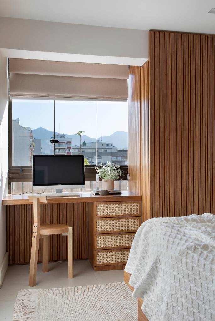 reforma-ape-70m-ganha-closet-quartos-varandas-integradas-mais-alma-arquitetura-fotos-denilson-machado-mca-14-home-office-pequeno Quarto com home office pequeno.