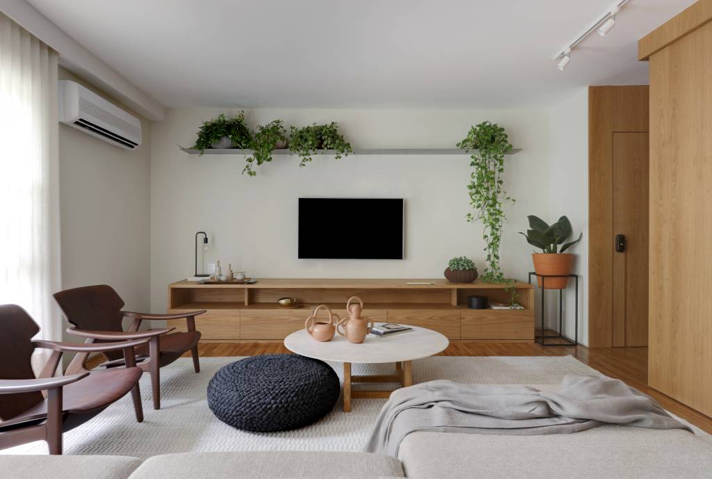 ape-180m-prateleiras-plantas-papel-de-parede-botanico-estudio-glik-de-interiores-fotos-marco-antonio-01 Sala de estar com pufe, mesa de centro, tv e prateleira de plantas