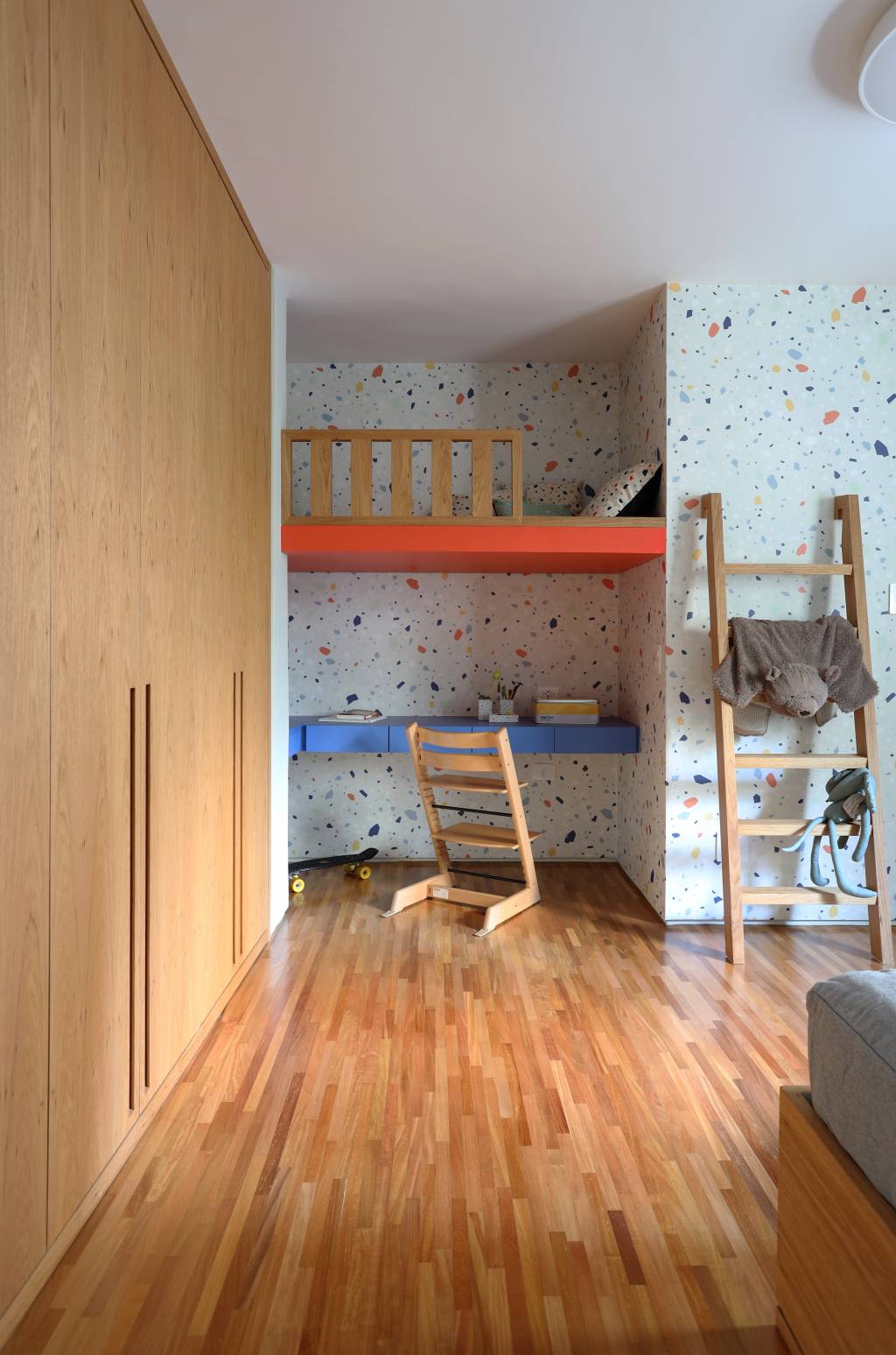 ape-180m-prateleiras-plantas-papel-de-parede-botanico-estudio-glik-de-interiores-fotos-marco-antonio-28 Quarto infantil com parede de granilite colorido