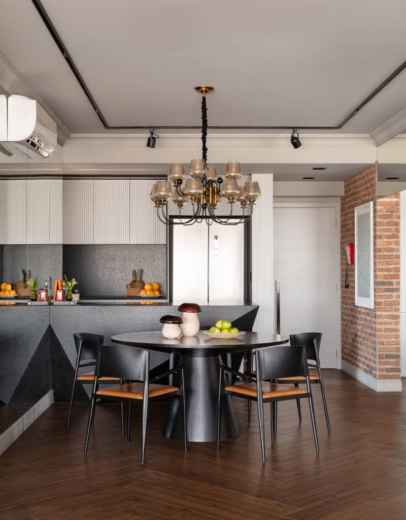 arquiteto-une-dois-apes-130m-criar-lar-sofisticado-gustavo-mascara-fotos-alessandro-gruetzmacher-04-sala-jantar-lustre Sala de jantar com lustre