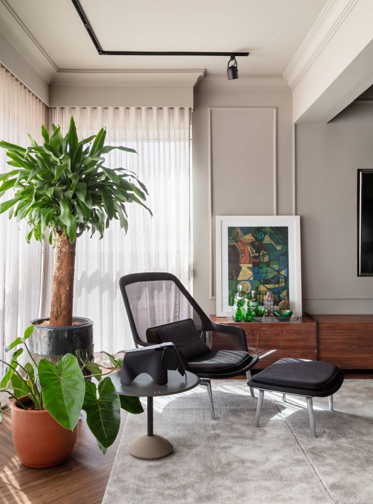 arquiteto-une-dois-apes-130m-criar-lar-sofisticado-gustavo-mascara-fotos-alessandro-gruetzmacher-07-poltrona-plantas-boiserie Sala com poltrona, plantas e parede com boiseries