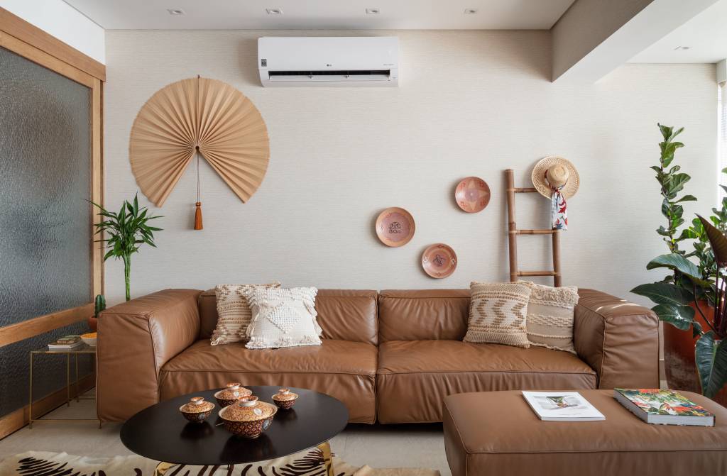 arquiteto-une-dois-apes-130m-criar-lar-sofisticado-gustavo-mascara-fotos-alessandro-gruetzmacher-10-sala-sofa Estar com sofá em couro e mesinha de centro