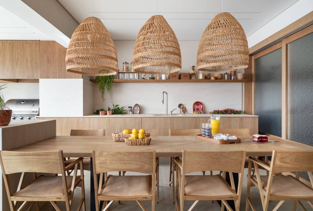 arquiteto-une-dois-apes-130m-criar-lar-sofisticado-gustavo-mascara-fotos-alessandro-gruetzmacher-18-area-gourmet-madeira-palha Área gourmet com mesa em madeira e luminárias de palha