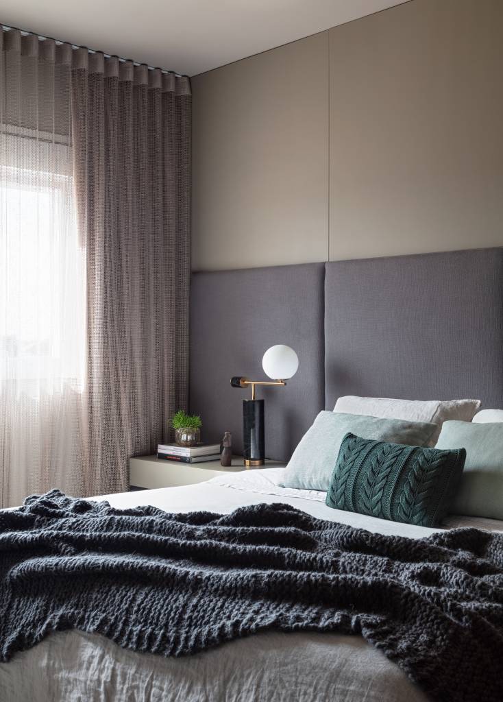 arquiteto-une-dois-apes-130m-criar-lar-sofisticado-gustavo-mascara-fotos-alessandro-gruetzmacher-20 Quarto com cama e cabeceira acolchoada