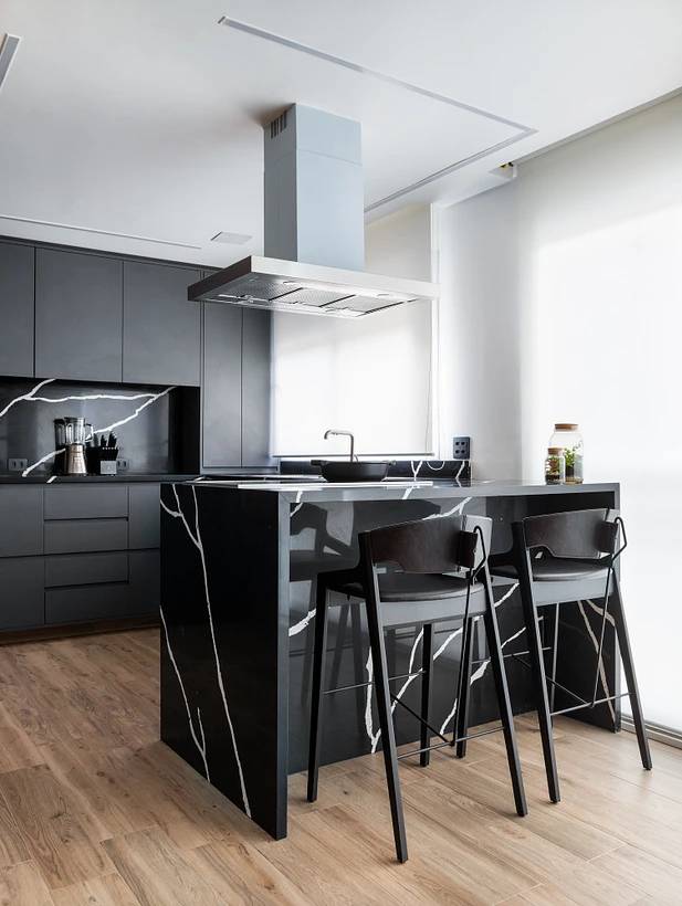 Cozinha com banqueta e bancada; cozinha preta; marcenaria preta; bancada de mármore preto