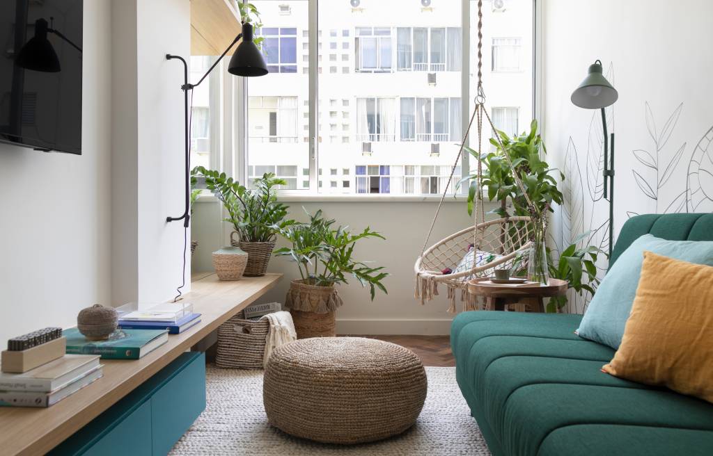 boho-tropical-ape-compacto-de-55m-maiaromeiro-arquitetura-fotos-lilia-mendel-11 Sala pequena com sofá verde; pufe; plantas; tv