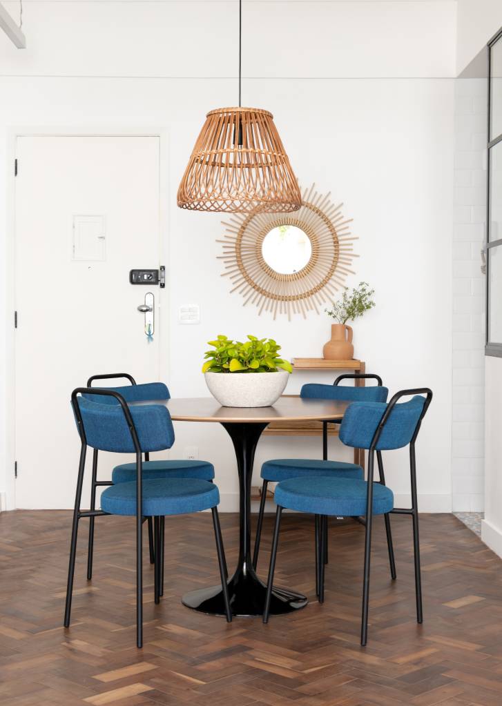 boho-tropical-ape-compacto-de-55m-maiaromeiro-arquitetura-fotos-lilia-mendel-13-sala-jantar-mesa-luminaria Sala de jantar com mesa redonda; luminária; espelho.