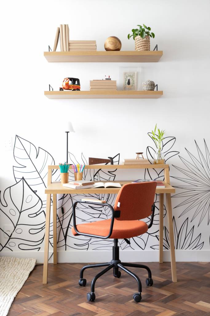 boho-tropical-ape-compacto-de-55m-maiaromeiro-arquitetura-fotos-lilia-mendel-21-home-office-prateleiras-plantas Home office; cadeira; mesa; desenho de parede; arte de parede