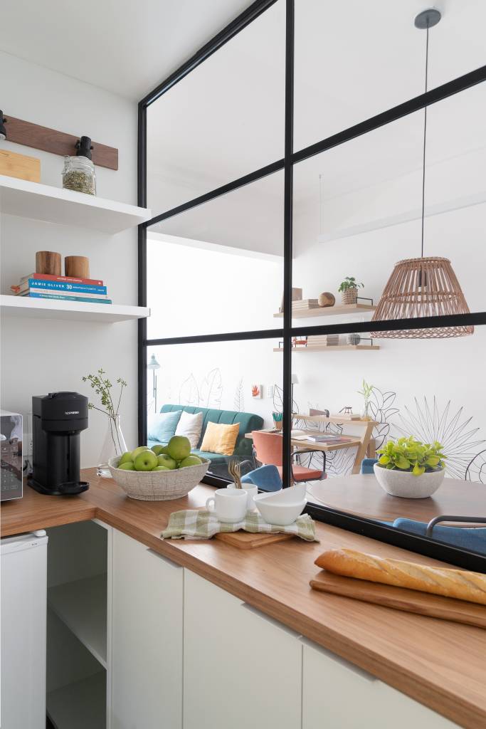 boho-tropical-ape-compacto-de-55m-maiaromeiro-arquitetura-fotos-lilia-mendel-23-cozinha Balcão de cozinha com tampo em madeira.