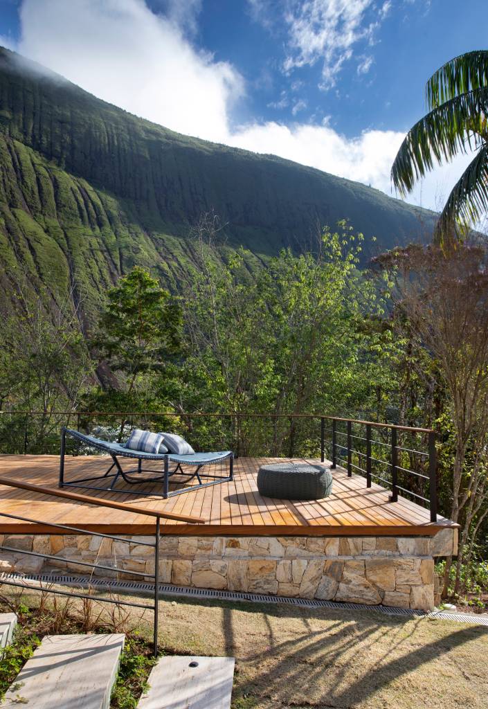 casa-de-campo-657m-luz-natural-se-abre-para-paisagem-studio-duas-arquitetura-fotos-juliano-colodeti-12 Deck em madeira