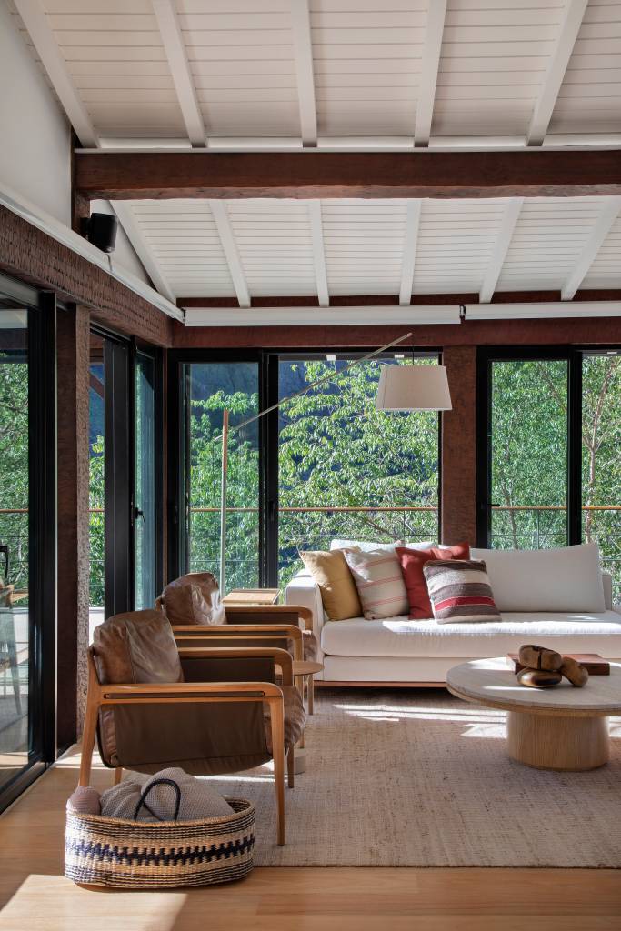 casa-de-campo-657m-luz-natural-se-abre-para-paisagem-studio-duas-arquitetura-fotos-juliano-colodeti-24 Sala de estar com poltrona e sofá branco