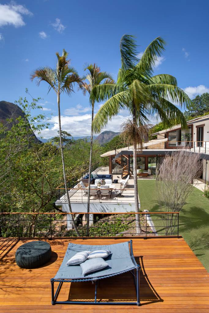 casa-de-campo-657m-luz-natural-se-abre-para-paisagem-studio-duas-arquitetura-fotos-juliano-colodeti-29 Deck em madeira