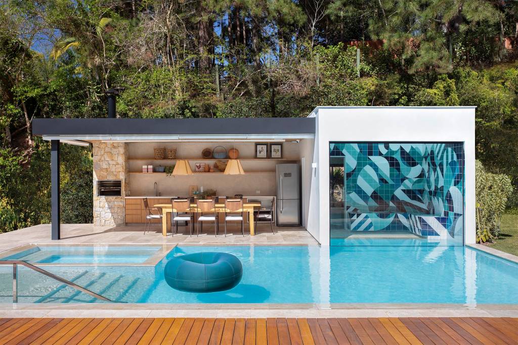 casa-de-campo-657m-luz-natural-se-abre-para-paisagem-studio-duas-arquitetura-fotos-juliano-colodeti-36-area-gourmet-piscina Área externa com piscina e área gourmet