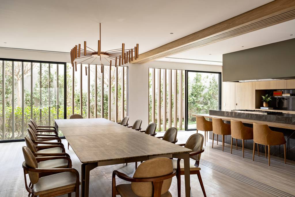 casa-em-sao-paulo-e-modernizada-sem-perder-o-charme-de-chale-de-montanha (1) bat arquitetura casa sáo paulo arquitetura chale madeira sala jantar mesa cozinha
