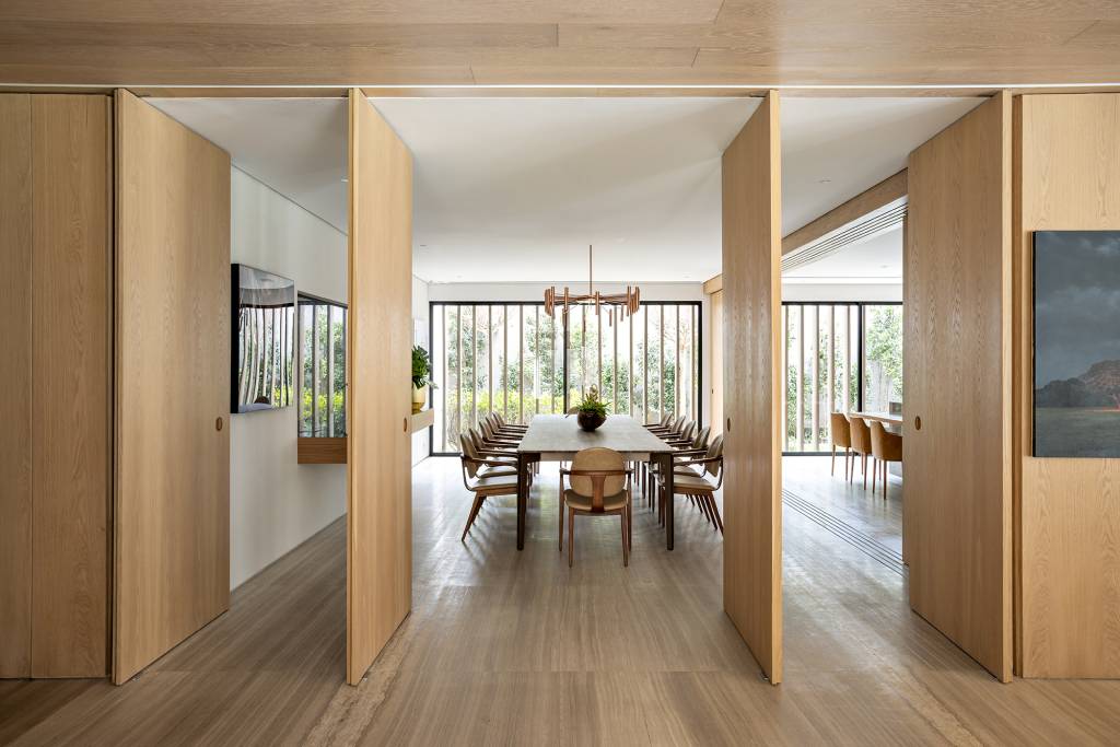 casa-em-sao-paulo-e-modernizada-sem-perder-o-charme-de-chale-de-montanha (23) bat arquitetura casa sáo paulo arquitetura chale madeira sala jantar mesa