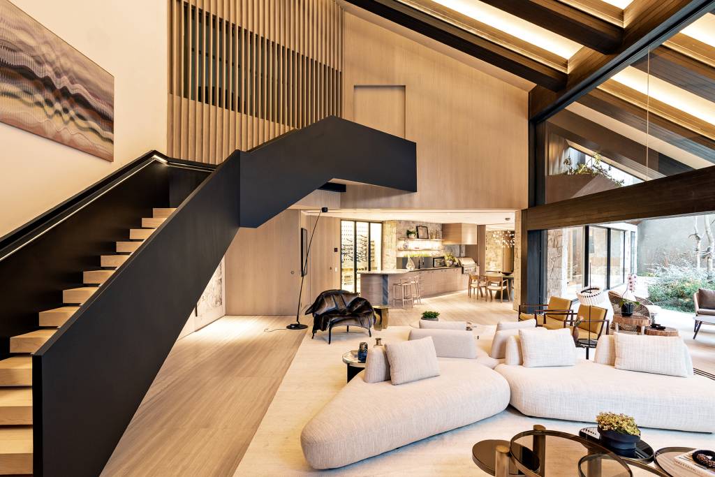 casa-em-sao-paulo-e-modernizada-sem-perder-o-charme-de-chale-de-montanha (28) bat arquitetura casa sáo paulo arquitetura chale madeira sala escada