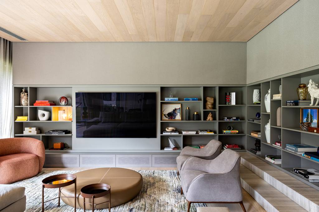 casa-em-sao-paulo-e-modernizada-sem-perder-o-charme-de-chale-de-montanha (34) bat arquitetura casa sáo paulo arquitetura chale madeira sala estar sofa tv estante