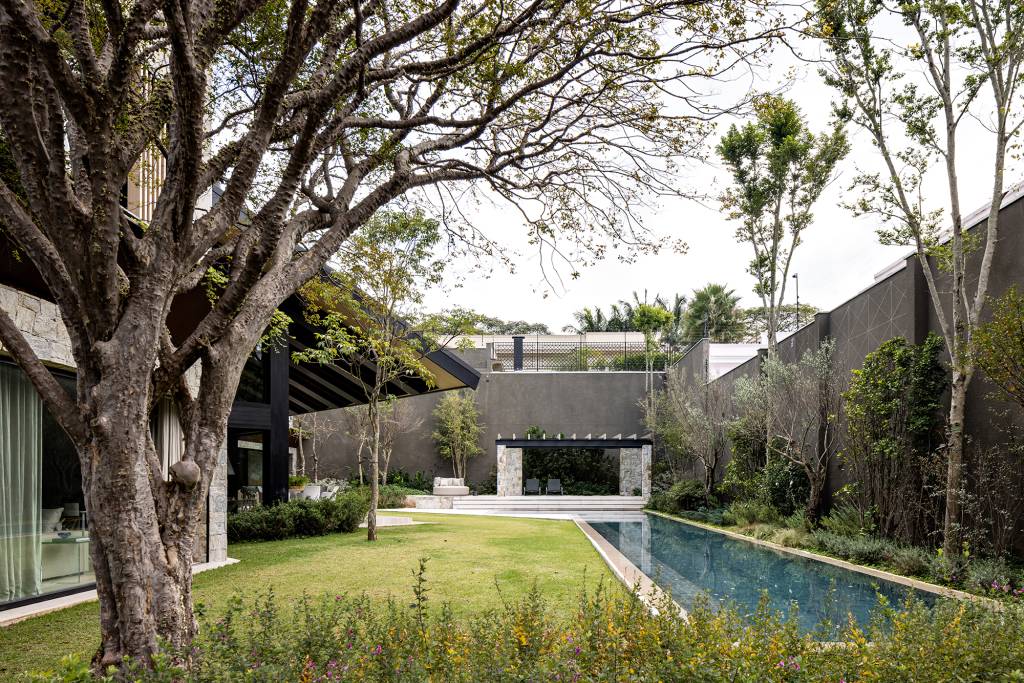 casa-em-sao-paulo-e-modernizada-sem-perder-o-charme-de-chale-de-montanha (50) bat arquitetura casa sáo paulo arquitetura chale madeira jardim piscina varanda