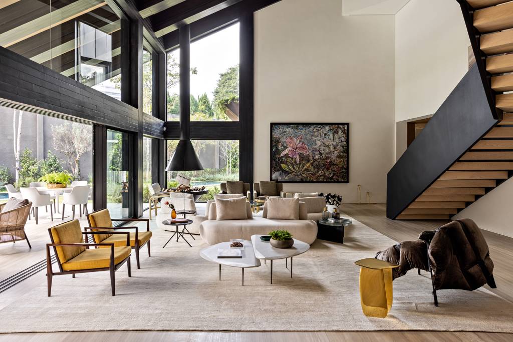 casa-em-sao-paulo-e-modernizada-sem-perder-o-charme-de-chale-de-montanha (60) bat arquitetura casa sáo paulo arquitetura sala estar sofa lareira
